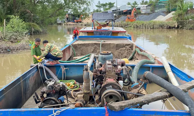 Vĩnh Long: Phát hiện hàng loạt ghe, tàu khai thác, vận chuyển cát trái phép
