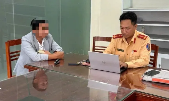 Né chốt CSGT bất thành, ô tô cùng tài xế say rượu “hạ cánh” dưới ruộng