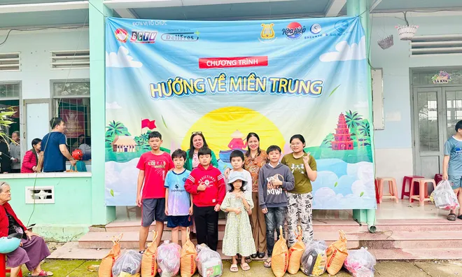 Hướng Về Miền Trung - Tây Nguyên: Bà Trần Thị Phấn cùng nhóm thiện nguyện Thiện Tâm trao hơn 2.000 phần quà cùng hơn 1 tỷ đồng