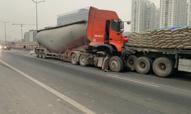 Hai xe đầu kéo tông nhau trên Vành đai 3, tài xế nhập viện, giao thông ùn ứ