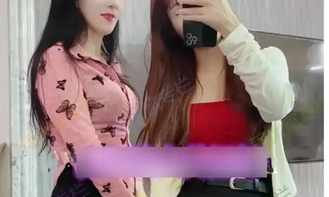 Khoe ảnh mẹ ruột hơn 40 tuổi, con gái liên tục bị người lạ làm phiền, đòi xin số làm quen vì bà quá trẻ