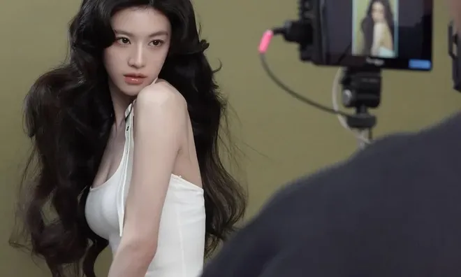 Mỹ nhân đẹp siêu thực được xem là "hình mẫu thẩm mỹ" của mọi phụ nữ, tất cả nhờ 4 bí quyết dưỡng nhan dễ học