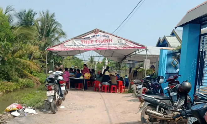 Khoảnh khắc bé 2 tuổi ra ngoài chơi, gặp biến cố đau lòng ngay trước nhà