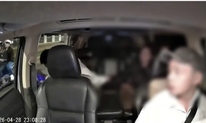 Khoảnh khắc nguy hiểm: Nghi cãi nhau với bạn gái, người đàn ông ngoại quốc lao khỏi xe taxi đang chạy