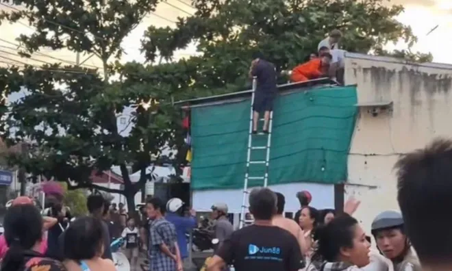 Nam sinh lớp 6 tử vong thương tâm khi trèo mái nhà nhặt bóng: Gia cảnh xót xa