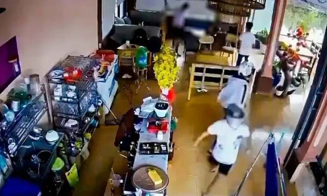 Bắt tạm giam 12 học sinh vụ chém nam thiếu niên 17 tuổi tử vong: Camera ghi lại những hình ảnh đau lòng
