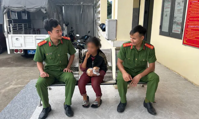Bé gái 10 tuổi đi lạc đứng khóc bên đường đã trở về với gia đình