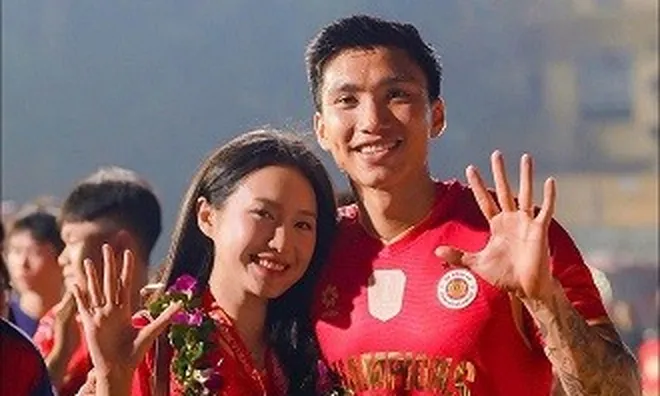 "Thóc ơi": Lời gọi vợ ngọt lịm của Văn Hậu giữa khoảnh khắc đăng quang V.League