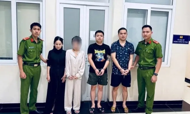 Phát hiện 2 cô gái có biểu hiện bất thường, công an bắt khẩn cấp Lê Văn Hào và Đặng Ngọc Tiệp