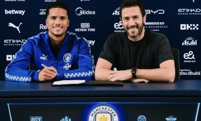 Manchester City giữ chân thần đồng Divine Mukasa