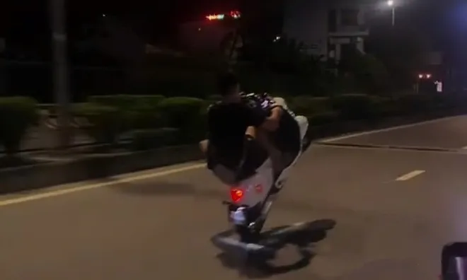 "Quý tử" đăng clip “khoe kỹ năng” bốc đầu xe điện trên QL18 bị tịch thu xe, bố nhận phạt