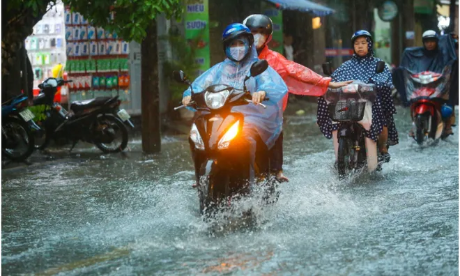 Nắng nóng chưa kịp hạ nhiệt, miền Bắc chuẩn bị đón mưa "như trút"