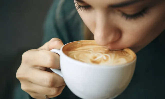 Uống cà phê mỗi ngày nhưng răng vẫn trắng sáng, bí quyết nằm ở 5 thói quen này