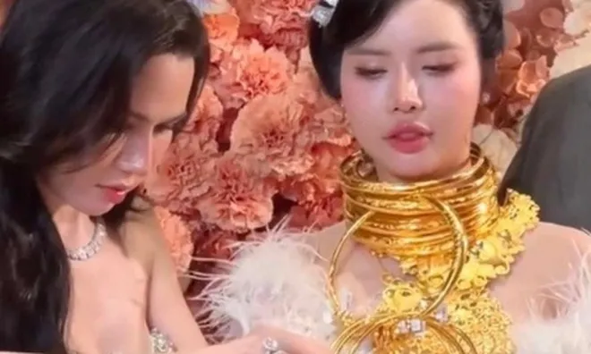 Lễ ăn hỏi “gây sốt” của cô dâu Đồng Tháp với màn trao vàng kéo dài 40 phút vì...  nhiều
