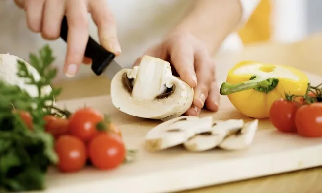 Người bận rộn nên biết: Cách rút ngắn một nửa thời gian đứng bếp mỗi ngày