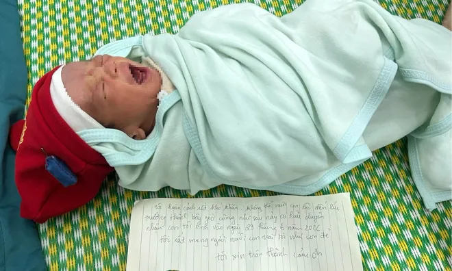 Phát hiện bé trai sơ sinh bị bỏ rơi với lời nhắn ‘hãy nuôi con tôi như con đẻ’
