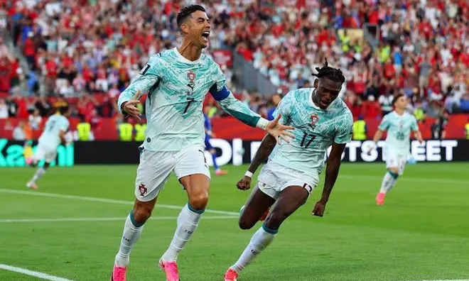Chỉ làm được duy nhất một điều này, Ronaldo vẫn được FIFA chọn là Cầu thủ xuất sắc nhất trận