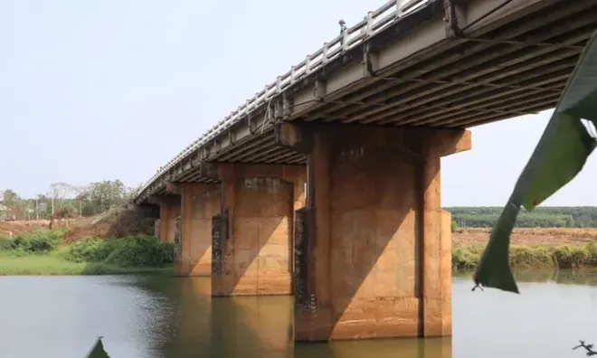 Người đàn ông có biểu hiện bất thường trên cầu lúc nửa đêm, diễn biến sau đó khiến nhiều người ấm lòng