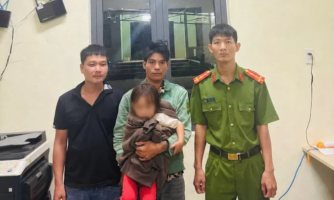 Hoàn cảnh đáng thương của bé gái 3 tuổi đi lạc trong đêm, may mắn gặp "ân nhân"