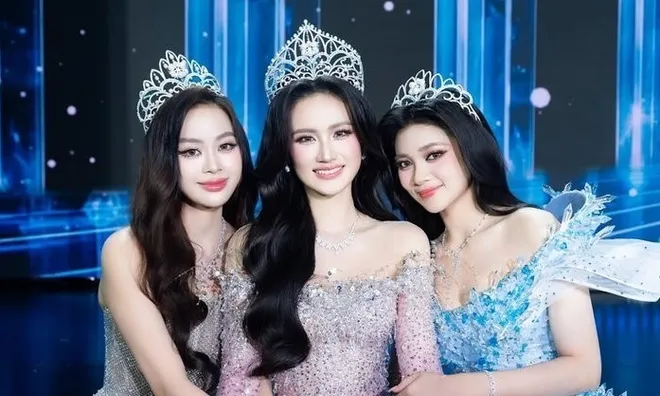 Clip 15 giây bắt trọn vòng eo thon và sắc vóc quyến rũ của 4 mỹ nhân Sen Vàng