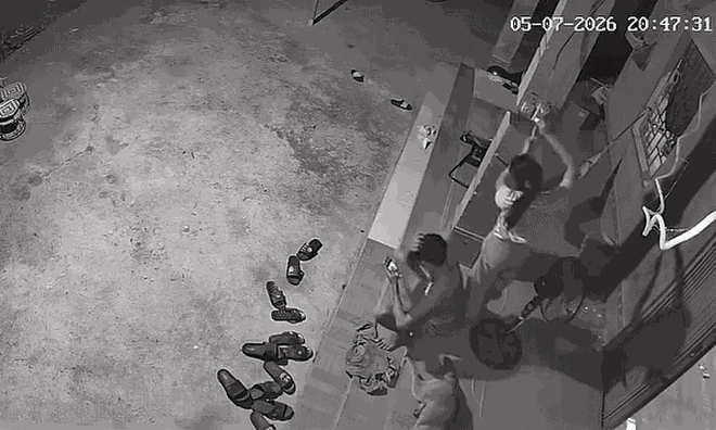 Camera ghi lại giây phút người phụ nữ suýt trả giá đắt khi "trổ tài" sửa điện