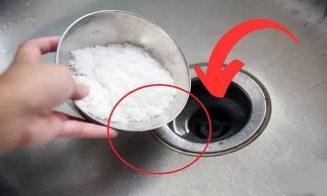 Đổ muối xuống đường ống thoát nước: Chúng có 3 công dụng tuyệt vời ai cũng thích