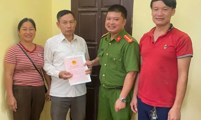Nhặt được một thứ nhiều người ao ước giữa đống sắt vụn, người đàn ông lập tức mang đến công an