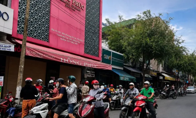 Tiệm vàng Hồng Phúc tạm dừng hoạt động, công an có mặt điều tiết giao thông trước cửa