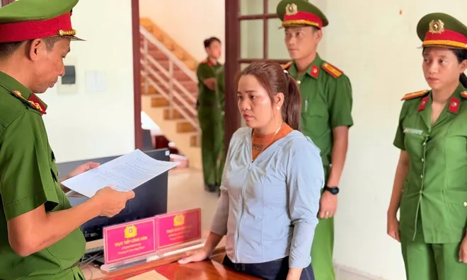 Thi hành lệnh bắt tạm giam "bà chủ đại lý" thu mua mủ cao su Hoàng Thị Lý