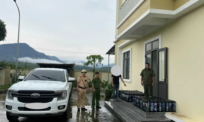 Kiểm tra xe bán tải lúc nửa đêm, lộ bí mật bên trong 37 chiếc bao tải