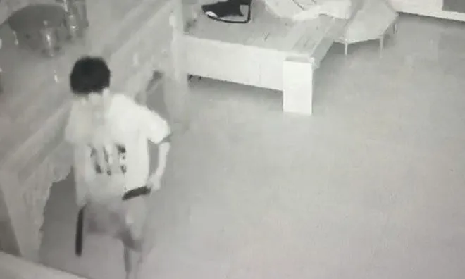 Kẻ lạ xuất hiện trong đêm, dùng dao khống chế người mẹ đang ngủ cùng 2 con nhỏ