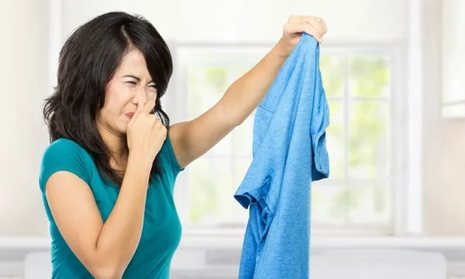 Vì sao quần áo giặt sạch vẫn có mùi hôi?