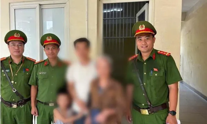 Đi ra ngoài rồi quên đường về nhà, cụ bà được cảnh sát giúp đoàn tụ gia đình