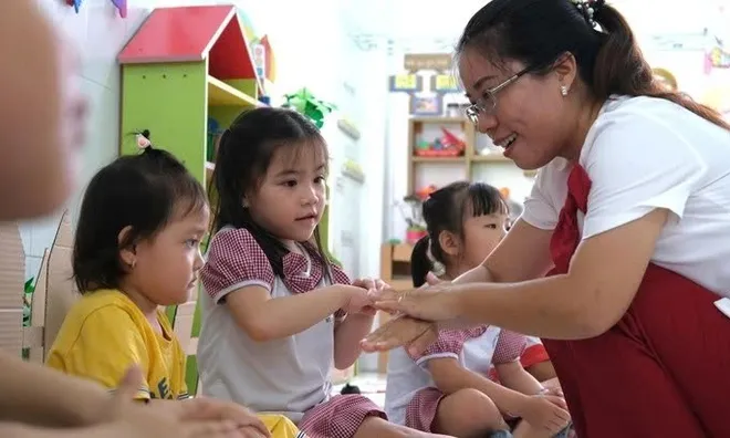 Đã chốt: Giáo viên mầm non tuyển dụng mới từ năm học 2025 - 2026 có thể được hưởng cả hỗ trợ một lần và 960.000 đồng/tháng