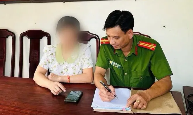 Đang làm sổ đỏ, người phụ nữ bất ngờ nhận 20 triệu đồng rồi tá hỏa khi biết mình vừa mắc một khoản nợ lãi suất cao