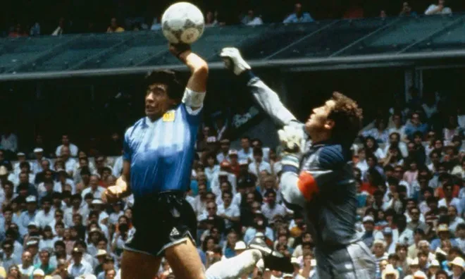 Quả bóng gắn với khoảnh khắc bất tử của Maradona được bán giá 3,35 triệu USD