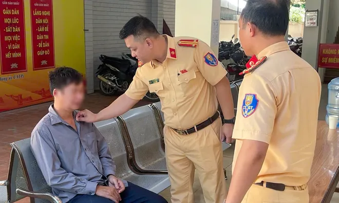 Người thợ xây bị rách giác mạc, kiệt sức trên đường về quê được CSGT kịp thời giúp đỡ