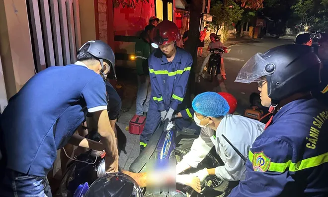 Giải cứu nạn nhân mắc kẹt trong xe máy sau tai nạn giao thông