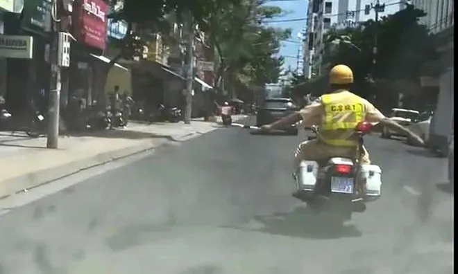 CSGT Khánh Hòa mở đường đưa nữ du khách nước ngoài nguy kịch đi cấp cứu