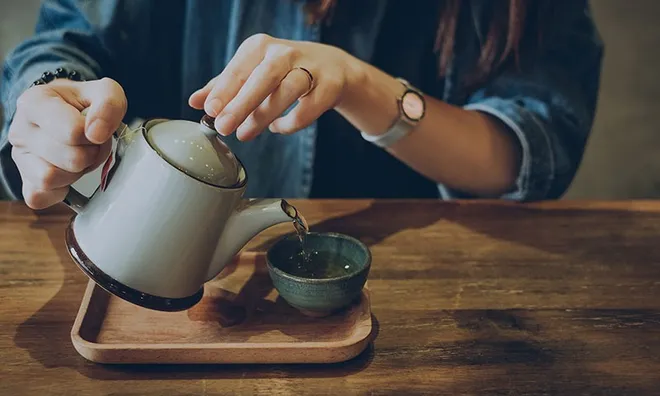 Người thường xuyên uống trà cần tránh 7 thói quen này
