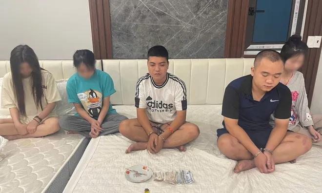 Đột kích nhà nghỉ, bắt quả tang 3 cô gái cùng 2 thanh niên đang "làm chuyện mờ ám"