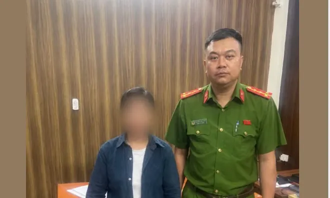 Người phụ nữ mang sổ tiết kiệm ra ngân hàng chuyển 50 triệu đồng, nhân viên lập tức báo công an