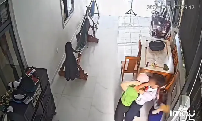 Vụ nam sinh lớp 7 siết cổ, đánh người thân, chính quyền vào cuộc