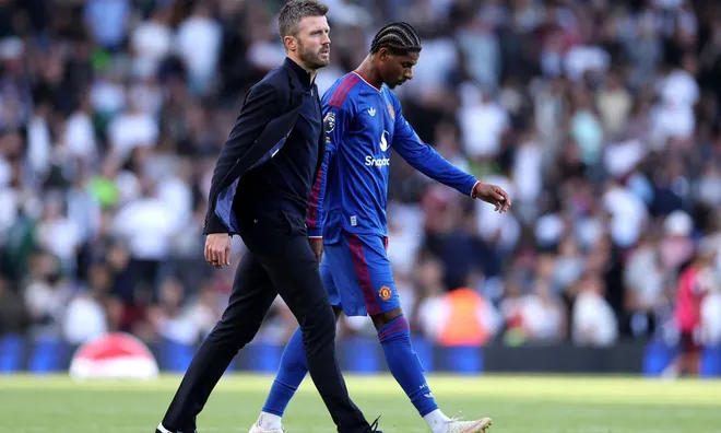 Fulham đánh rơi chiến thắng, Manchester United thoát thua phút cuối