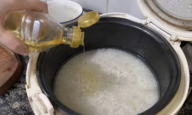 Vì sao người biết nấu cơm thường cho vài giọt dầu ăn vào nồi? Hóa ra chúng có công dụng ai cũng thích