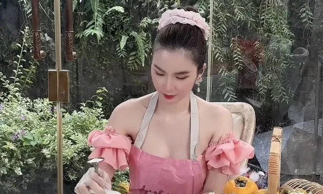 Bên trong biệt thự của Ngọc Loan: Mùa Trung thu nào cũng tự tay trang trí, làm bánh cực khéo