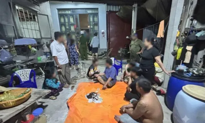 Đột kích căn nhà lúc 22h, bắt quả tang 10 nam nữ đang "làm chuyện mờ ám"