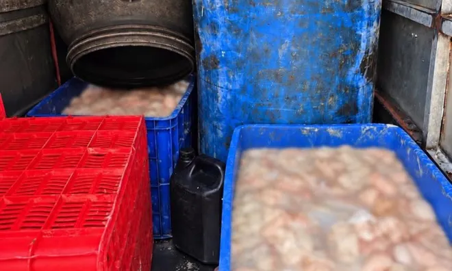 Tiến hành kiểm tra xe tải, cảnh sát phát hiện thứ "kinh dị" trong 7 thùng phi