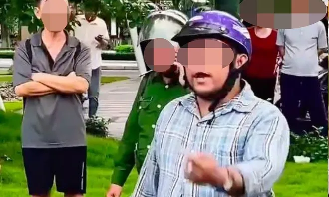 Người đàn ông đi xe máy ngược chiều, đánh tài xế ô tô sau va chạm giao thông