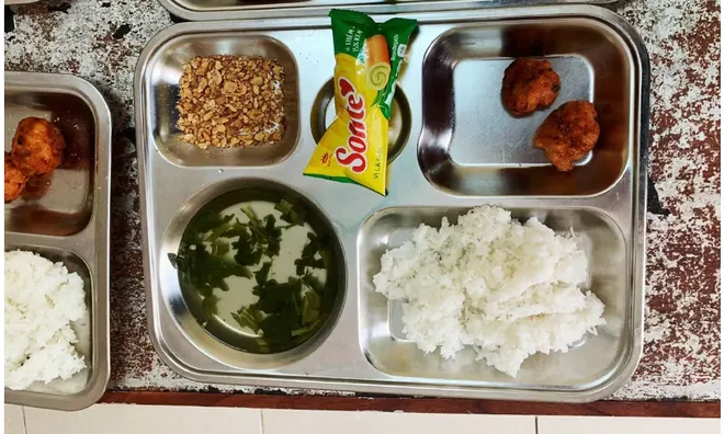 Khay cơm có muối lạc, hai miếng chả giá 19.000 đồng của học sinh tiểu học ở Phú Thọ gây tranh cãi, chính quyền nói gì?